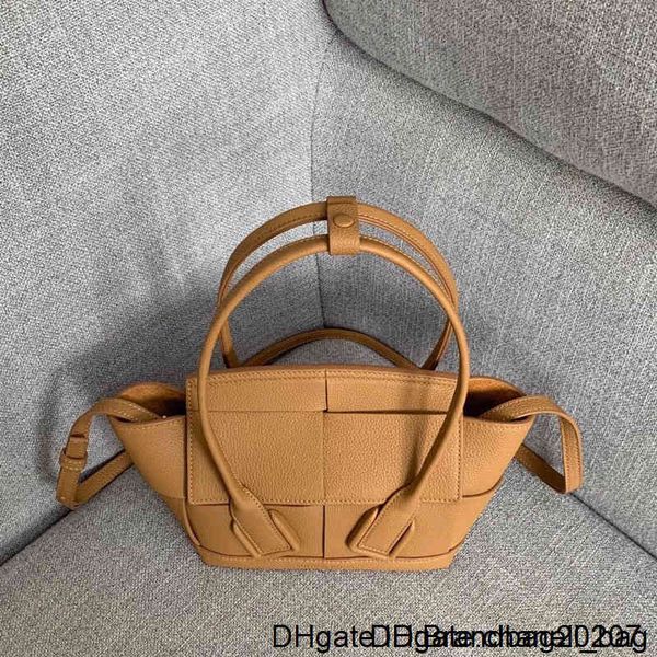 2020 lady crossbody bag patchwork leather square structure and big ears with emergency buttons super careful to retain classic
2020 lady crossbody bag patchwork leather square structure and big ears with emergency buttons super careful to retain classic