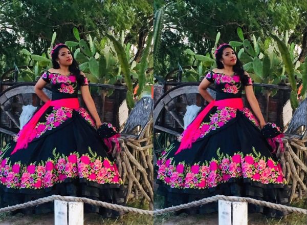 vintage fuchsia floral flowers black quinceanera dresses mexican charro off shoulders with sleeves ribbon satin ball gown vestido de sweet 1, Blue;red
vintage fuchsia floral flowers black quinceanera dresses mexican charro off shoulders with sleeves ribbon satin ball gown vestido de sweet 1, Blue;red
