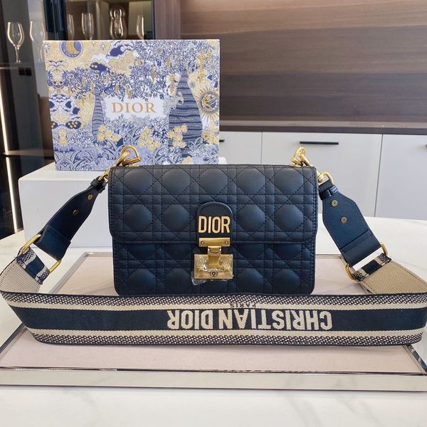 2021 new fashion korean women's versatile small square bag retro leisure one shoulder messenger small bag fashion crossbody bag ysj
2021 new fashion korean women's versatile small square bag retro leisure one shoulder messenger small bag fashion crossbody bag ysj