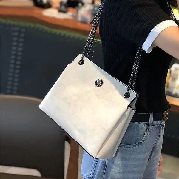 evening bag sunflower multi compartment practical fashion young women's 2021 chain network red live broadcast in guangzhou
evening bag sunflower multi compartment practical fashion young women's 2021 chain network red live broadcast in guangzhou