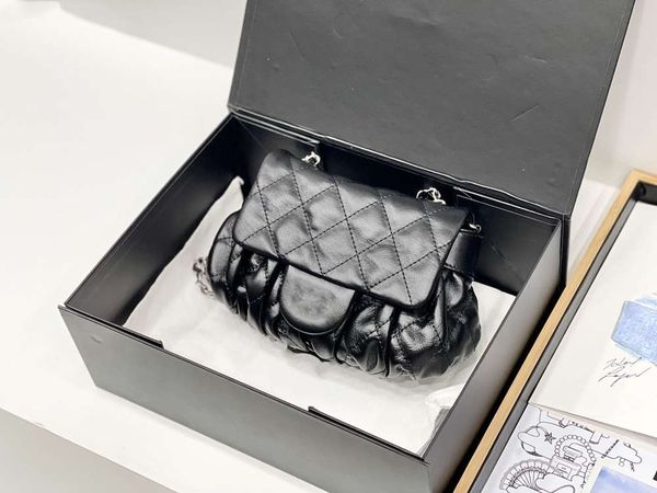 2021 c one-shoulder bag black lady delicate compact hide material texture super strong leather soft comfortable high-end brand temperament
2021 c one-shoulder bag black lady delicate compact hide material texture super strong leather soft comfortable high-end brand temperament