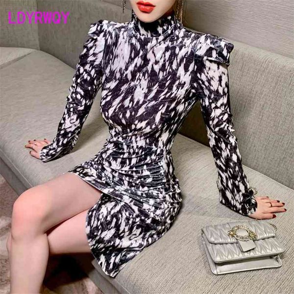the women's semi-high-neck printed dress for spring has a long-sleeved slimming irregular 210603, Black;gray
the women's semi-high-neck printed dress for spring has a long-sleeved slimming irregular 210603, Black;gray