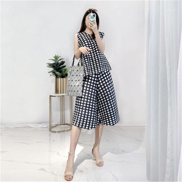 women's tracksuits miyake pleated plaid suit 2021 summer casual fashion loose slim sleeveless + wide leg pants two-piece female, Gray
women's tracksuits miyake pleated plaid suit 2021 summer casual fashion loose slim sleeveless + wide leg pants two-piece female, Gray