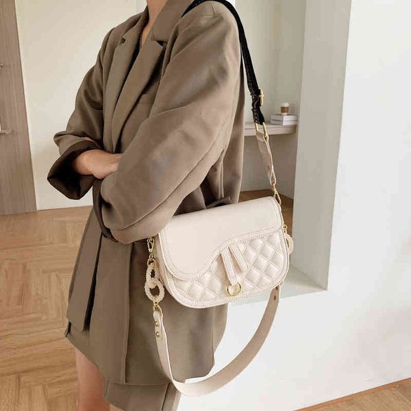 2022 latest models handbag wholesale hands chain small summer single shoulder women's saddle bag
2022 latest models handbag wholesale hands chain small summer single shoulder women's saddle bag