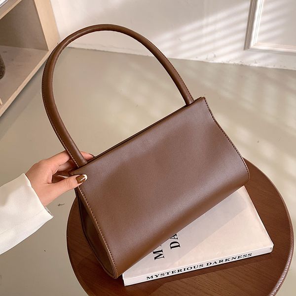 this year's popular single shoulder simple minority design women's 2022 new autumn and winter tote bag armpit bag
this year's popular single shoulder simple minority design women's 2022 new autumn and winter tote bag armpit bag