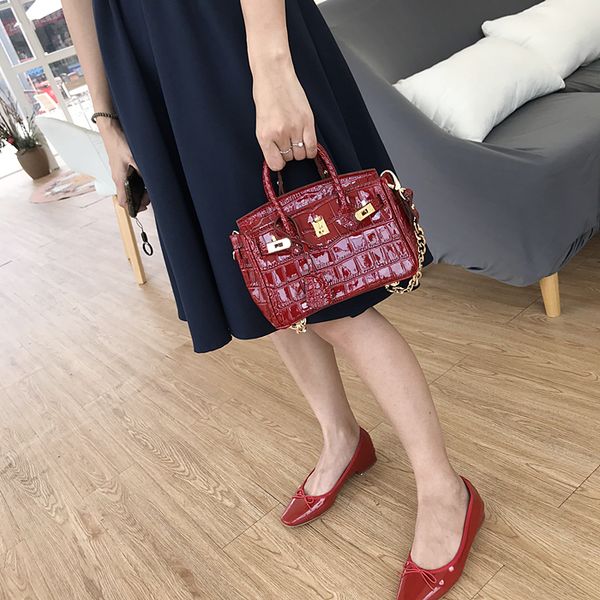 new patent leather crocodile pattern leather chain mini bag bright shoulder crossbody small bags handbag womens
new patent leather crocodile pattern leather chain mini bag bright shoulder crossbody small bags handbag womens