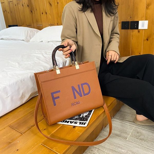 luxury handbags tote women's large capacity portable 2021 new fashion shoulder bag popular solid color letter messenger bag
luxury handbags tote women's large capacity portable 2021 new fashion shoulder bag popular solid color letter messenger bag