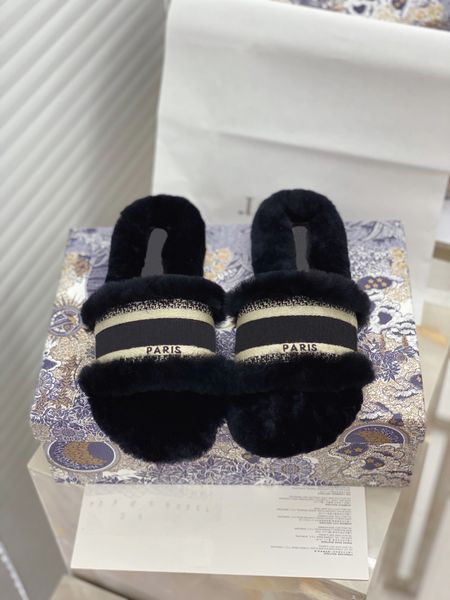 2021 new luxurious designer embroidered letter wool slipper classic ladies warm casual sandals with box, Black
2021 new luxurious designer embroidered letter wool slipper classic ladies warm casual sandals with box, Black