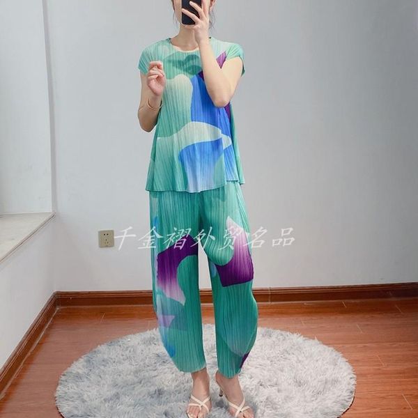 women's two piece pants seling miyake style o-neck loose t-shirt in the fold harem geometry print two-piece outfit stock, White
women's two piece pants seling miyake style o-neck loose t-shirt in the fold harem geometry print two-piece outfit stock, White