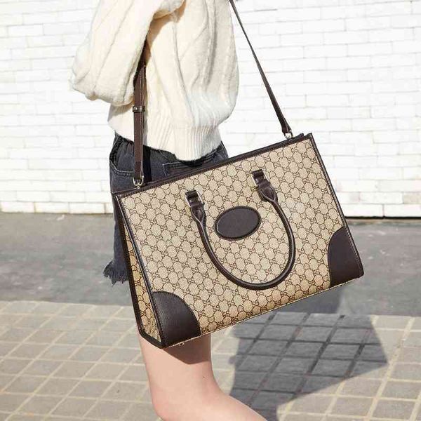 design simple handbag new fashion versatile and winter atmosphere middle-aged women's tote bag large capacity handbags
design simple handbag new fashion versatile and winter atmosphere middle-aged women's tote bag large capacity handbags