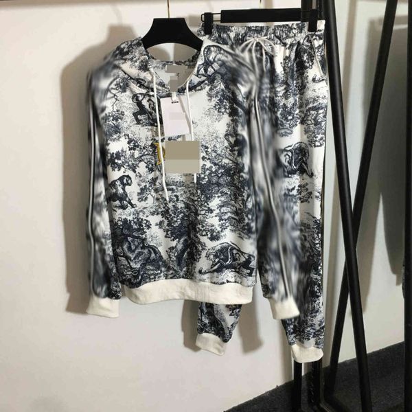 design clothing 2021 early autumn new sportswear printed webbing long sleeve hoodie + elastic waist casual pants, White
design clothing 2021 early autumn new sportswear printed webbing long sleeve hoodie + elastic waist casual pants, White
