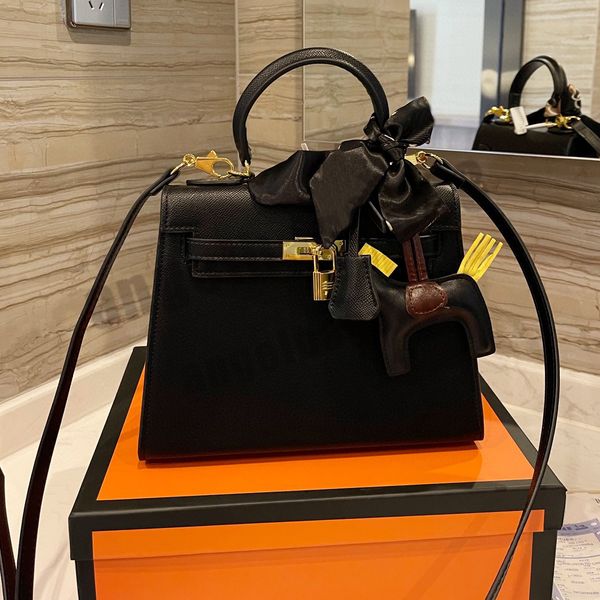 luxury designer brand fashion shoulder lady bags handbags women chains letter mobile phone ribbons bag wallet 2021 crossbody metallic totes 
luxury designer brand fashion shoulder lady bags handbags women chains letter mobile phone ribbons bag wallet 2021 crossbody metallic totes