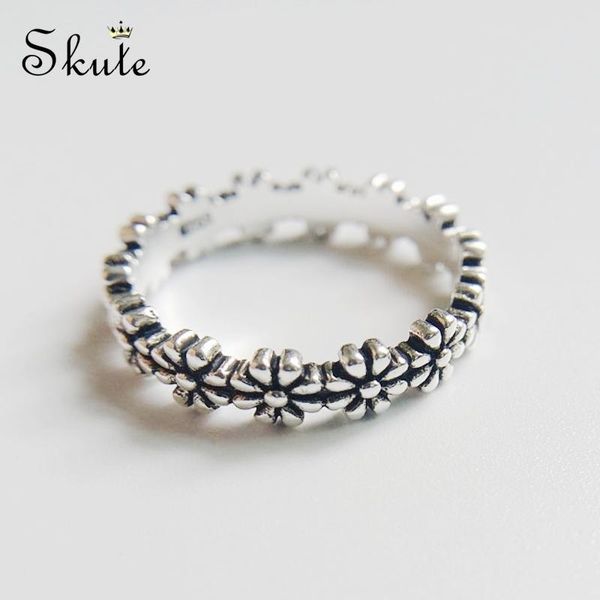 cluster rings skute european and american fashion retro silver color little daisy for women bohemia flower finger ring thai s925 jewelry, Golden;silver
cluster rings skute european and american fashion retro silver color little daisy for women bohemia flower finger ring thai s925 jewelry, Golden;silver