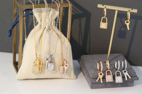 europe america fashion style jewelry sets lady women gold/silver/rose-colour engraved v initials setting full diamond lock double key charm
europe america fashion style jewelry sets lady women gold/silver/rose-colour engraved v initials setting full diamond lock double key charm