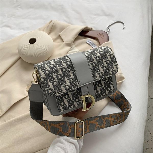 canvas wide shoulder belt small square bag women's leisure single cross carrying purse
canvas wide shoulder belt small square bag women's leisure single cross carrying purse