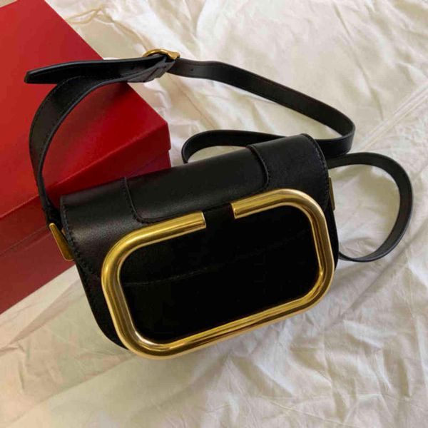 7a+designers 2021 new style women bags adjustable shoulder strap 1011s button to open and close there are three storage pockets inside
7a+designers 2021 new style women bags adjustable shoulder strap 1011s button to open and close there are three storage pockets inside