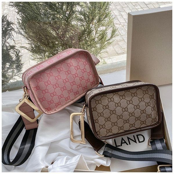 luxury designer simple personality single shoulder bag women's summer new wide belt messenger small mobile phone
luxury designer simple personality single shoulder bag women's summer new wide belt messenger small mobile phone