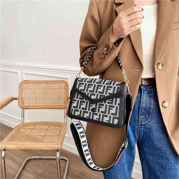 2022 factory wholesale handbag autumn and winter women's city simple women's single shoulder bag wide shoulder belt chain bag
2022 factory wholesale handbag autumn and winter women's city simple women's single shoulder bag wide shoulder belt chain bag