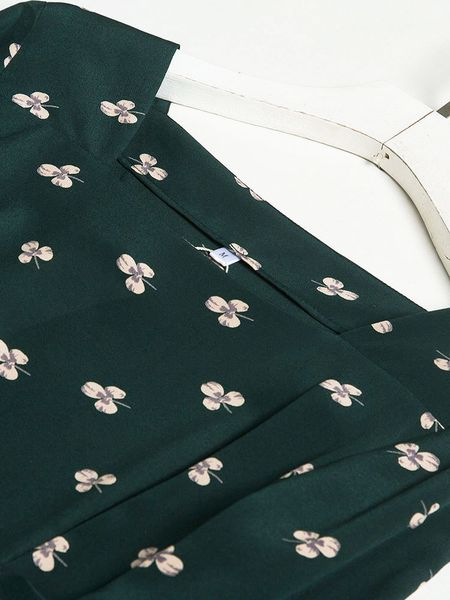 dress 2021 autumn cut waist silk square leader mouth knotted, Black;gray
dress 2021 autumn cut waist silk square leader mouth knotted, Black;gray