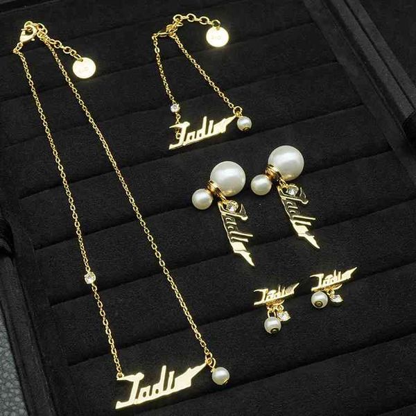 luxury designer fashion necklace d family's is decorated with gold metal, resin beads and white imitation crystal, Red;brown
luxury designer fashion necklace d family's is decorated with gold metal, resin beads and white imitation crystal, Red;brown