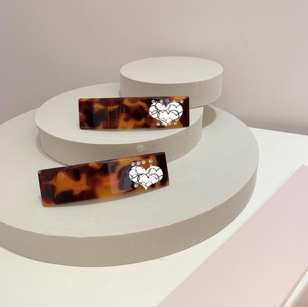 2020 selling european and american fashion all-match resin amber rhinestone letter spring clip simple temperament hair accessories women, Golden;silver
2020 selling european and american fashion all-match resin amber rhinestone letter spring clip simple temperament hair accessories women, Golden;silver
