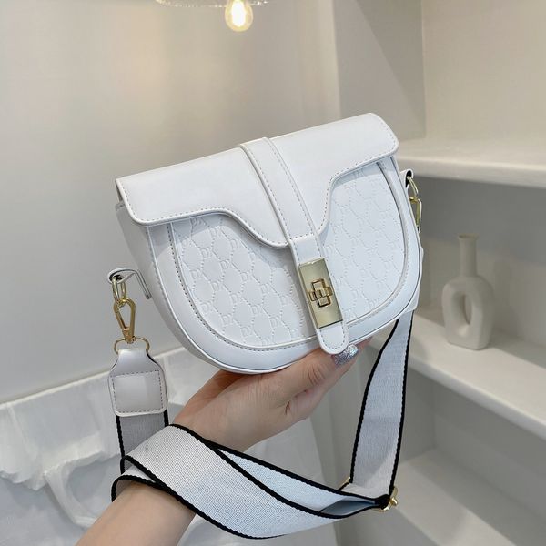 design jewelry women's new korean ins fashion shoulder net red chain diagonal saddle bag texture contrast color
design jewelry women's new korean ins fashion shoulder net red chain diagonal saddle bag texture contrast color
