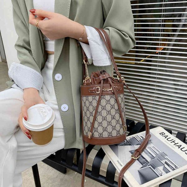 2022 factory wholesale new model direct toilet buckle chain bucket one shoulder printed women bags
2022 factory wholesale new model direct toilet buckle chain bucket one shoulder printed women bags