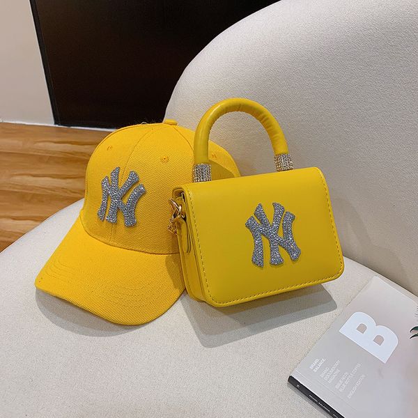 handbag hand bag women's 2021 spring and summer fashion foreign style texture messenger chain small square
handbag hand bag women's 2021 spring and summer fashion foreign style texture messenger chain small square