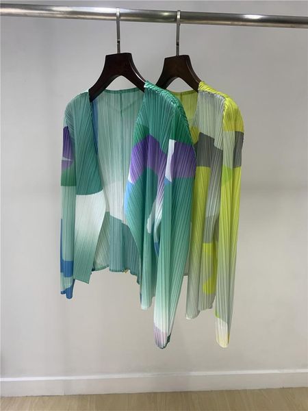 women's jackets miyake pleated summer 2021 abstract cloud color literary elegant long sleeve v-neck cardigan shirt windbreaker women, Black;brown
women's jackets miyake pleated summer 2021 abstract cloud color literary elegant long sleeve v-neck cardigan shirt windbreaker women, Black;brown