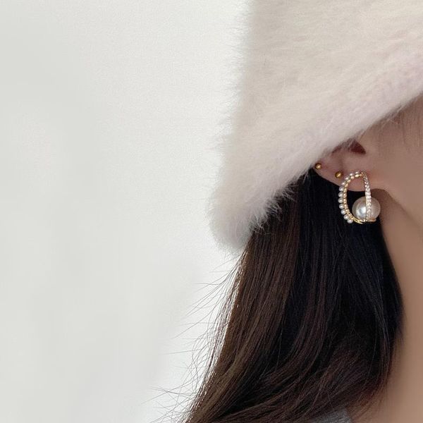 ladies fashion design exquisite geometric earrings luxury jewelry real gold plating micro-inlaid zircon pearl s925 silver needle stud, Golden;silver
ladies fashion design exquisite geometric earrings luxury jewelry real gold plating micro-inlaid zircon pearl s925 silver needle stud, Golden;silver