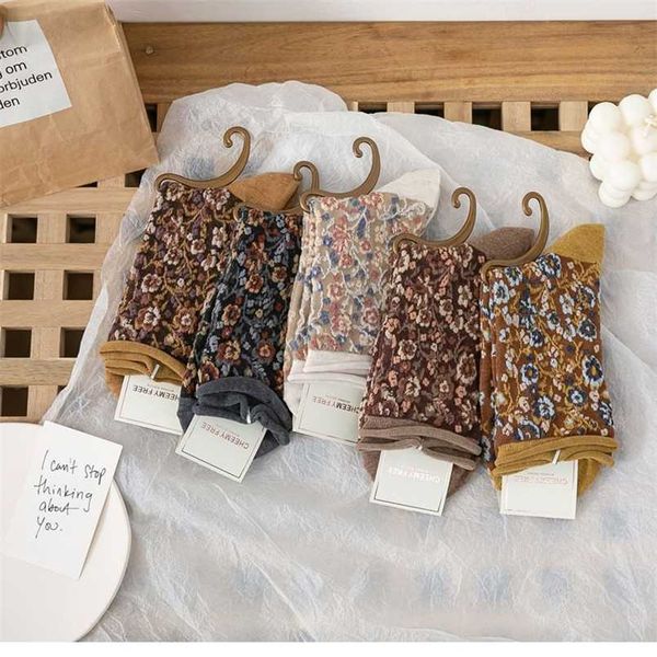 5 pairs lot woman's ruffle flowers pattern socks set harajuku girls kawaii fashion winter warm terry pack calcetines meia 211204, Black;white
5 pairs lot woman's ruffle flowers pattern socks set harajuku girls kawaii fashion winter warm terry pack calcetines meia 211204, Black;white
