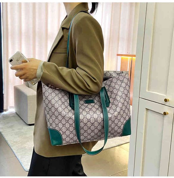 2022 factory wholesale new large capacity female fashion printed shoulder korean versatile handbag contrast color tote bag
2022 factory wholesale new large capacity female fashion printed shoulder korean versatile handbag contrast color tote bag