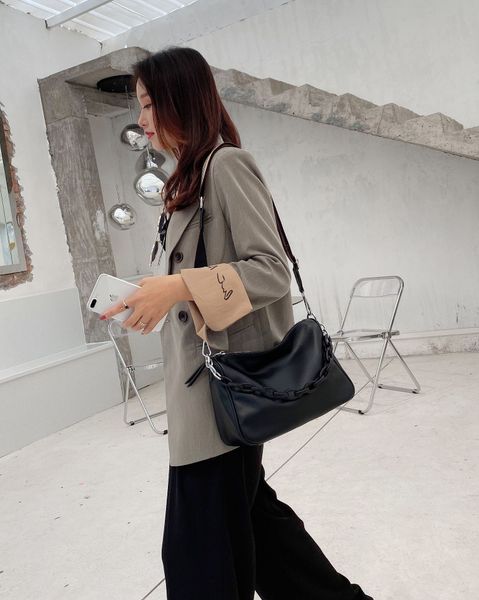 design soft leather shoulder bag 2021 spring and summer fashion commuter dumpling chain large capacity womens cross-body handbag tide
design soft leather shoulder bag 2021 spring and summer fashion commuter dumpling chain large capacity womens cross-body handbag tide