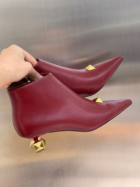 2022 autumn fashion temperament european american style patent leather women boots pointed middle heel short women, Black
2022 autumn fashion temperament european american style patent leather women boots pointed middle heel short women, Black
