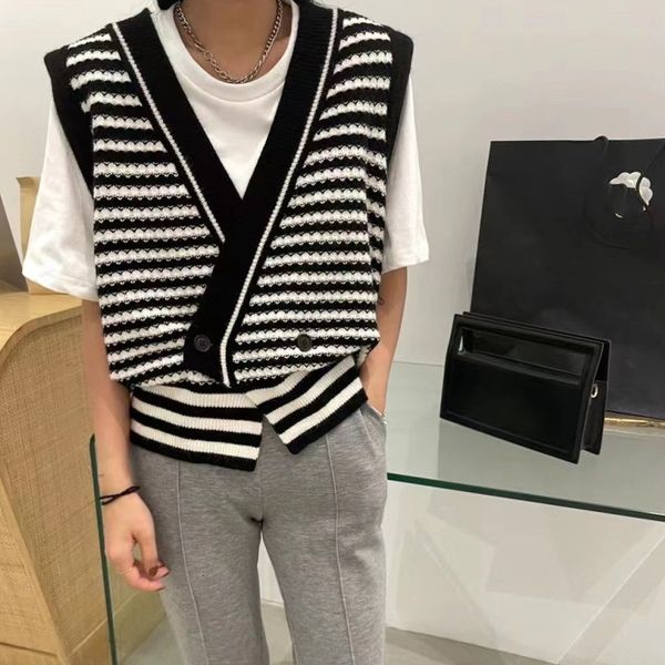 2021 net red vt stripe chic v-neck dign sense knitted sweater women's sleevels fashion, Black;white
2021 net red vt stripe chic v-neck dign sense knitted sweater women's sleevels fashion, Black;white