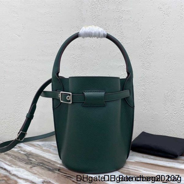2020 classic ladies soft grain calfskin bucket bag silver metal cross-body and portable detachable leather strap 4
2020 classic ladies soft grain calfskin bucket bag silver metal cross-body and portable detachable leather strap 4