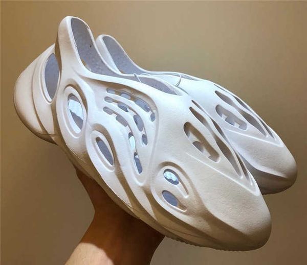2021 new kanye sandals shoes foam runner triple black white red bone resin desert sand earth brown men women beach slippers with box ysj
2021 new kanye sandals shoes foam runner triple black white red bone resin desert sand earth brown men women beach slippers with box ysj