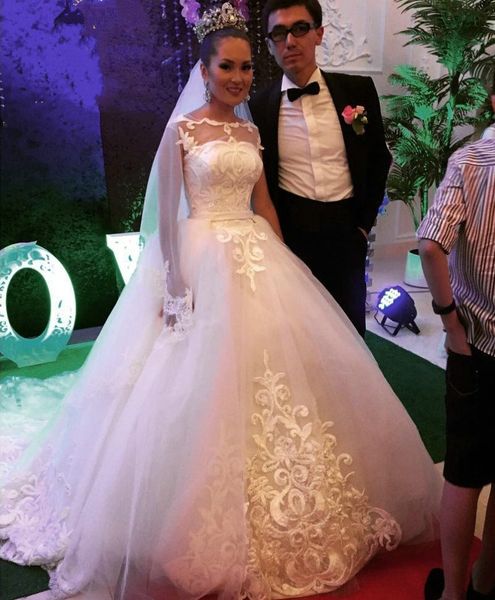 chic arabic dubai lace white a line wedding dresses bridal gowns with detachable train sleeveless appliques chapel garden luxury tulle bride 
chic arabic dubai lace white a line wedding dresses bridal gowns with detachable train sleeveless appliques chapel garden luxury tulle bride