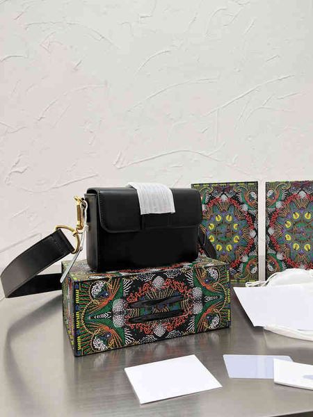 with wide straps bags women solid color handbag shoulder leather designer crossbody female purses small square box 220304
with wide straps bags women solid color handbag shoulder leather designer crossbody female purses small square box 220304