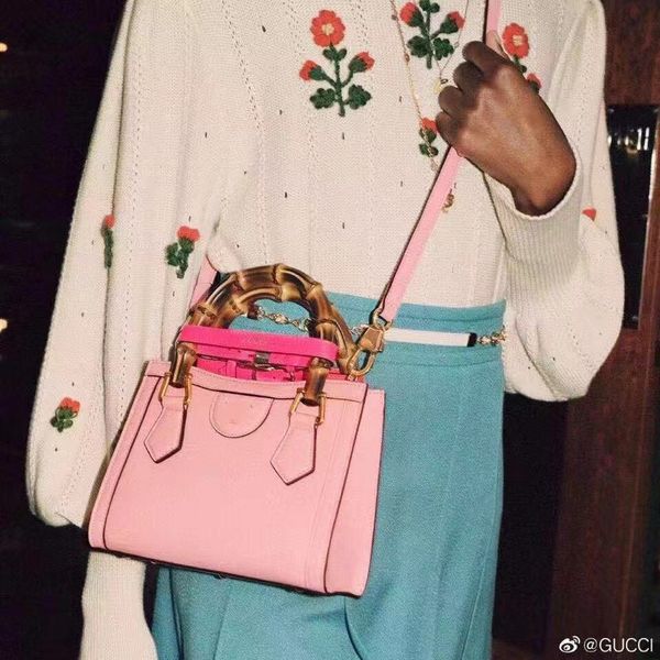 sole by designer new solid color bamboo knuckle tote bag quality goods portable single shoulder diagonal bag fashion good women purse
sole by designer new solid color bamboo knuckle tote bag quality goods portable single shoulder diagonal bag fashion good women purse