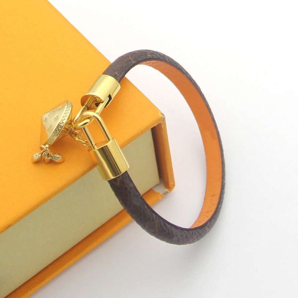 bracelet luxury jewelry women leather designer with gold heart brand on it high-end elegant pattern couple1898, Golden;silver
bracelet luxury jewelry women leather designer with gold heart brand on it high-end elegant pattern couple1898, Golden;silver
