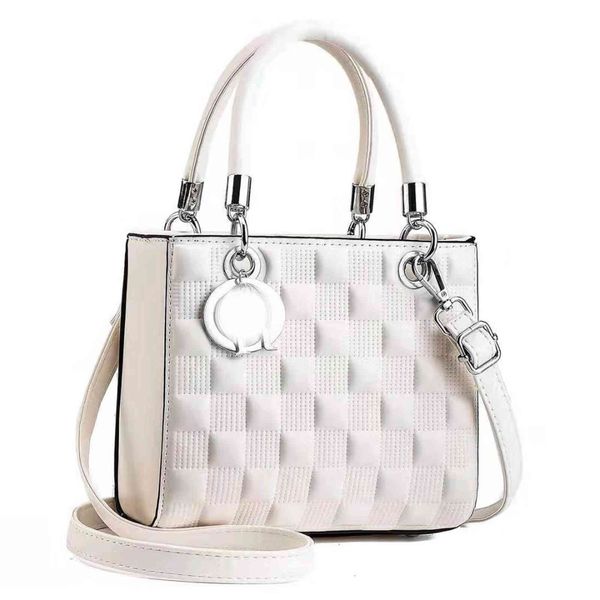 2021 hand western new style fashion patent leather small fragrance princess lingge one shoulder straddle women's bag
2021 hand western new style fashion patent leather small fragrance princess lingge one shoulder straddle women's bag
