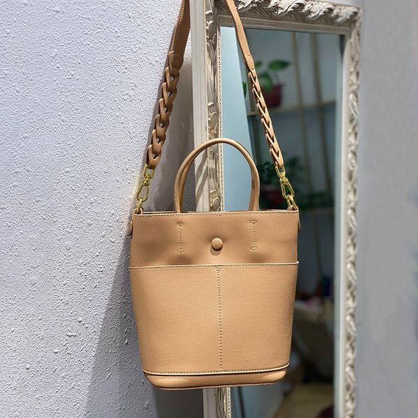 design handbag 2021 new korean woven strap cowhide women's bag, fashionable and versatile, shoulder cross carrying large capacity porta
design handbag 2021 new korean woven strap cowhide women's bag, fashionable and versatile, shoulder cross carrying large capacity porta