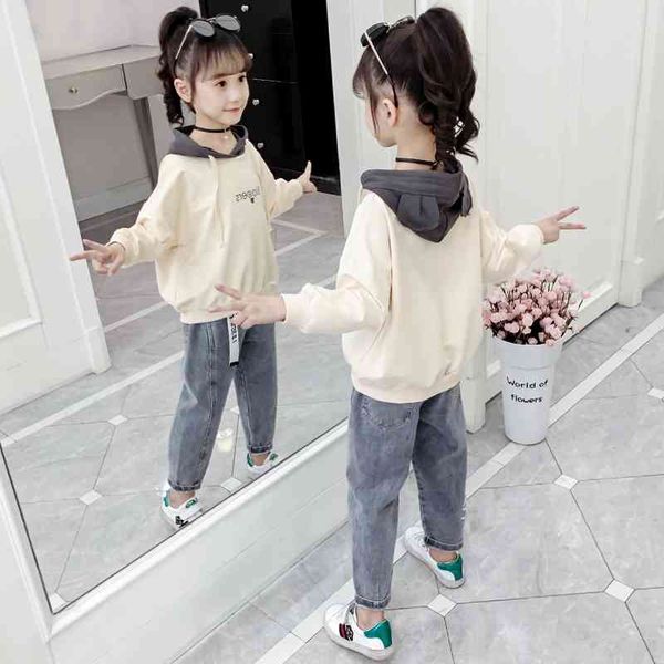 2021 wear girls' new autumn suit foreign style middle-aged korean children's sweater jeans two-piece set fashion, Black;white
2021 wear girls' new autumn suit foreign style middle-aged korean children's sweater jeans two-piece set fashion, Black;white