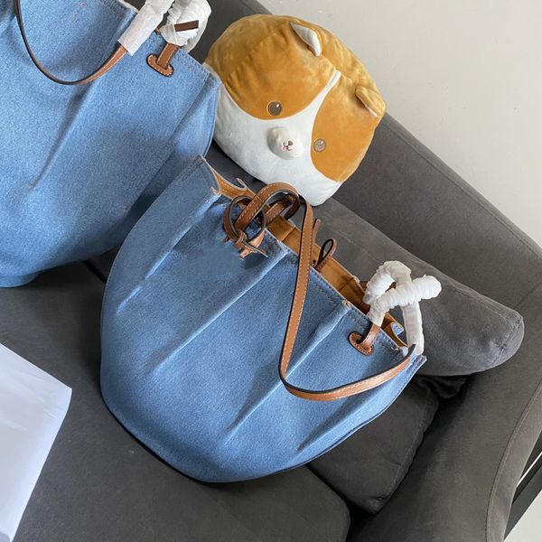 denim lining matchs withs the aureate suede shopping bags leather handbags with a solid base and soft half moon subject by precise sewing pl
denim lining matchs withs the aureate suede shopping bags leather handbags with a solid base and soft half moon subject by precise sewing pl