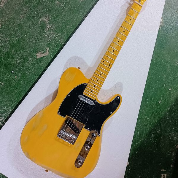 6 strings yellow retro electric guitar with black pickguard,maple fretboard 
6 strings yellow retro electric guitar with black pickguard,maple fretboard