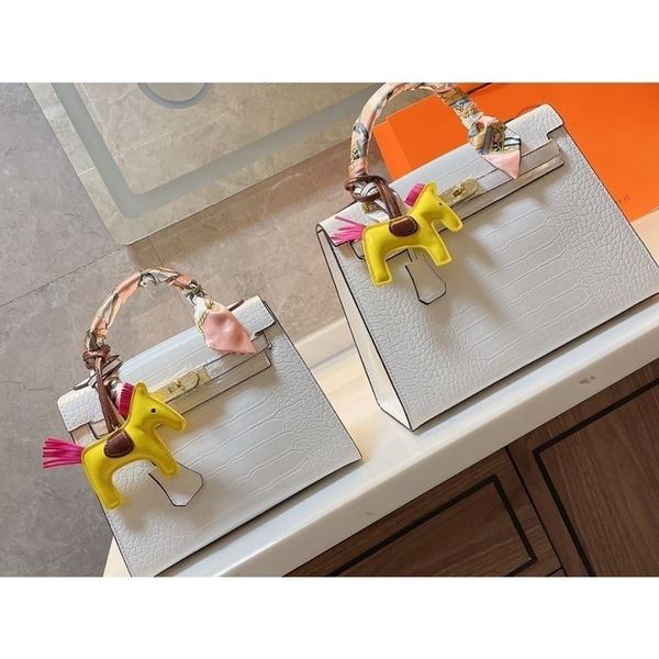 one herme same shoulder messenger bag latest bag h leather women's small square ladies fashion luxurys handhileng
one herme same shoulder messenger bag latest bag h leather women's small square ladies fashion luxurys handhileng