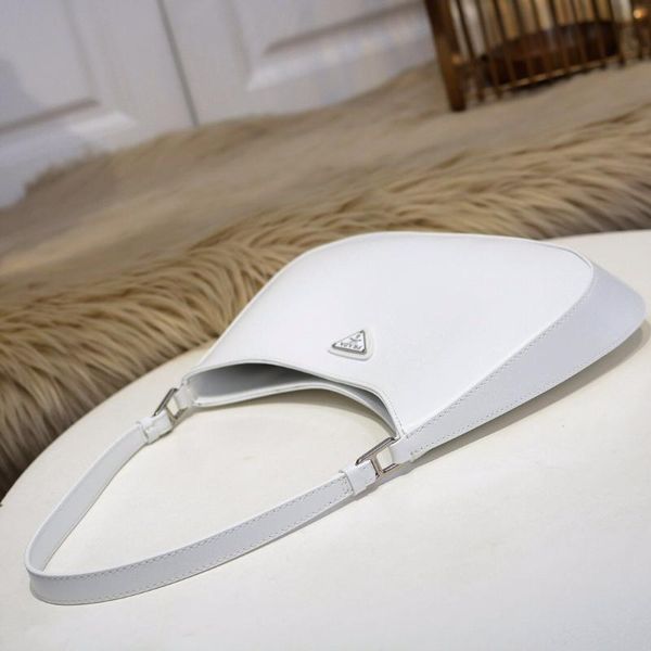 2021 new fashion women's underarm bag solid leather flap one shoulder french club bag elegant women's portable slant span
2021 new fashion women's underarm bag solid leather flap one shoulder french club bag elegant women's portable slant span