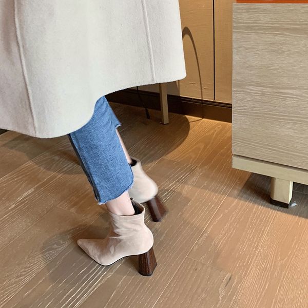2021 autumn winter pointed frosted sheep side zipper high fashion short chic korean martin boots, Black
2021 autumn winter pointed frosted sheep side zipper high fashion short chic korean martin boots, Black