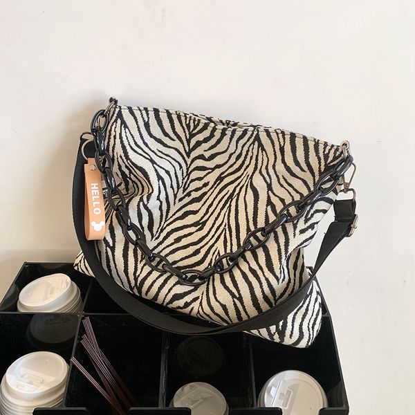 niche design large-capacity female bag new fashion messenger bag chain shoulder bag bucket tote dual-use width 34cm
niche design large-capacity female bag new fashion messenger bag chain shoulder bag bucket tote dual-use width 34cm